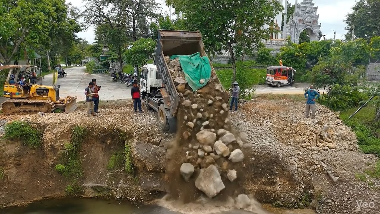 Bulldozer Power Landfall Remove Pond work with Truck 5T on Pagoda