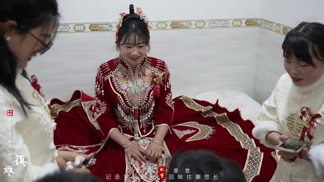 来自镇雄去年腊月初五初六五德李先生与谭女士的航拍婚礼纪第二天 从校服到秀禾服多年的爱情长跑总算迎来了他们人生最重要的一天。出阁的时候新娘那一跪让原本故作坚强的父母瞬间泪流满面！#婚礼纪 #航拍婚礼