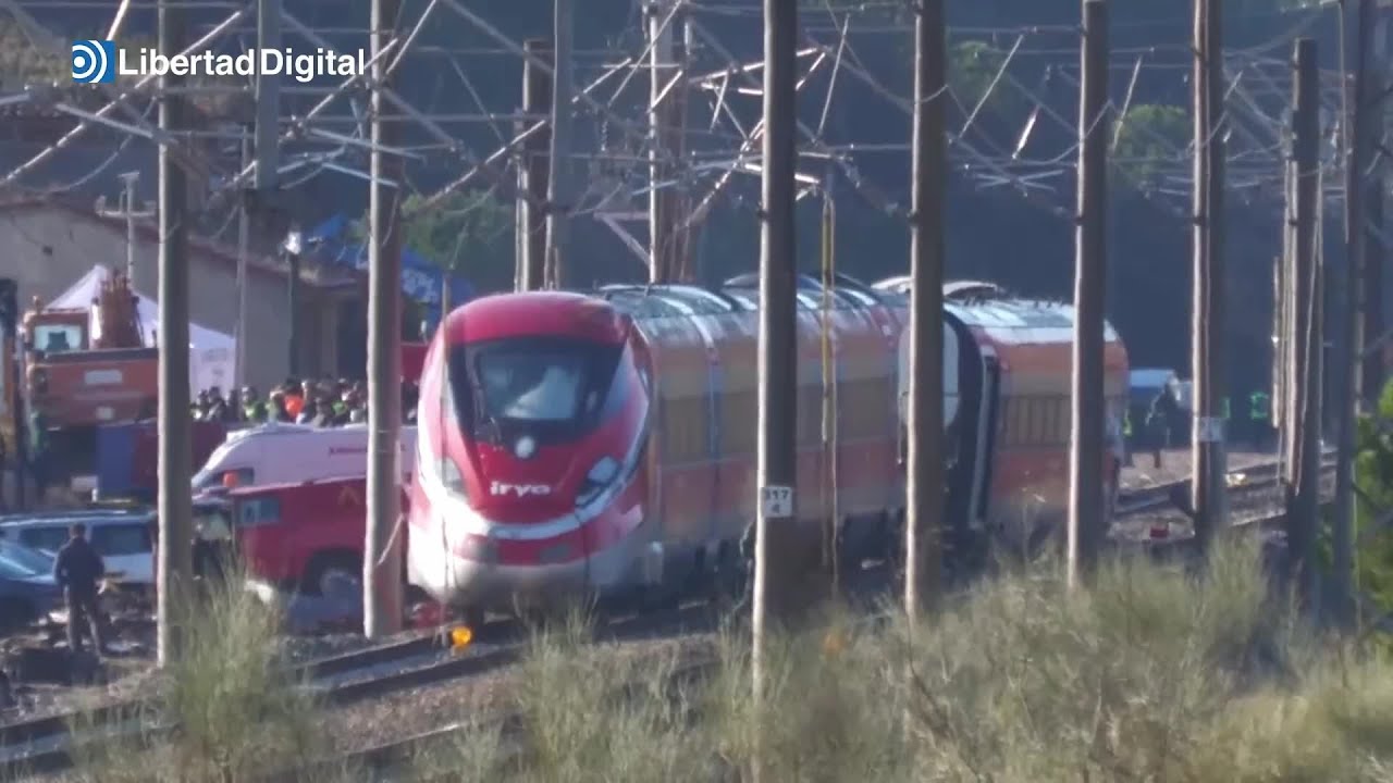 Operarios trabajan a destajo para levantar los vagones y reparar las vías afectadas | ACCIDENTE TREN