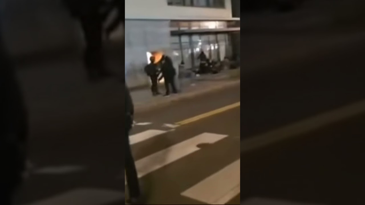 Лидер протеста &laquo;ICE&raquo; в Портленде, штат Орегон, &laquo;ANTIFA&raquo; Чендлер пытается бежать, но ходит по круг...
