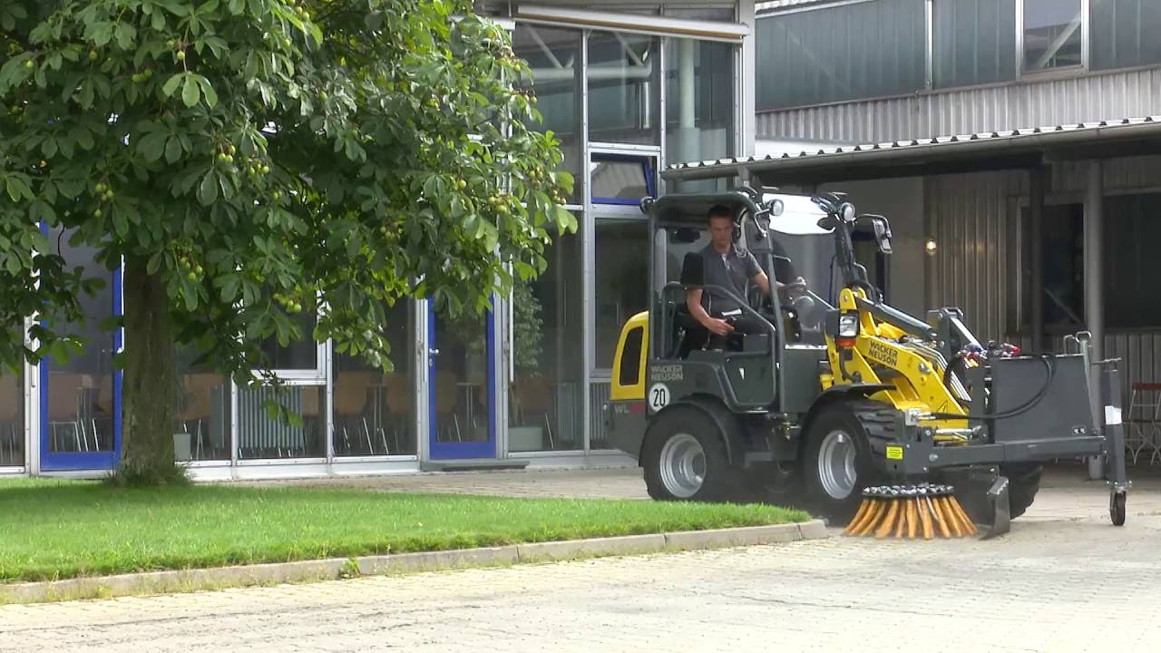 Radlader WL25 mit Wildkrautbesen | Wacker Neuson