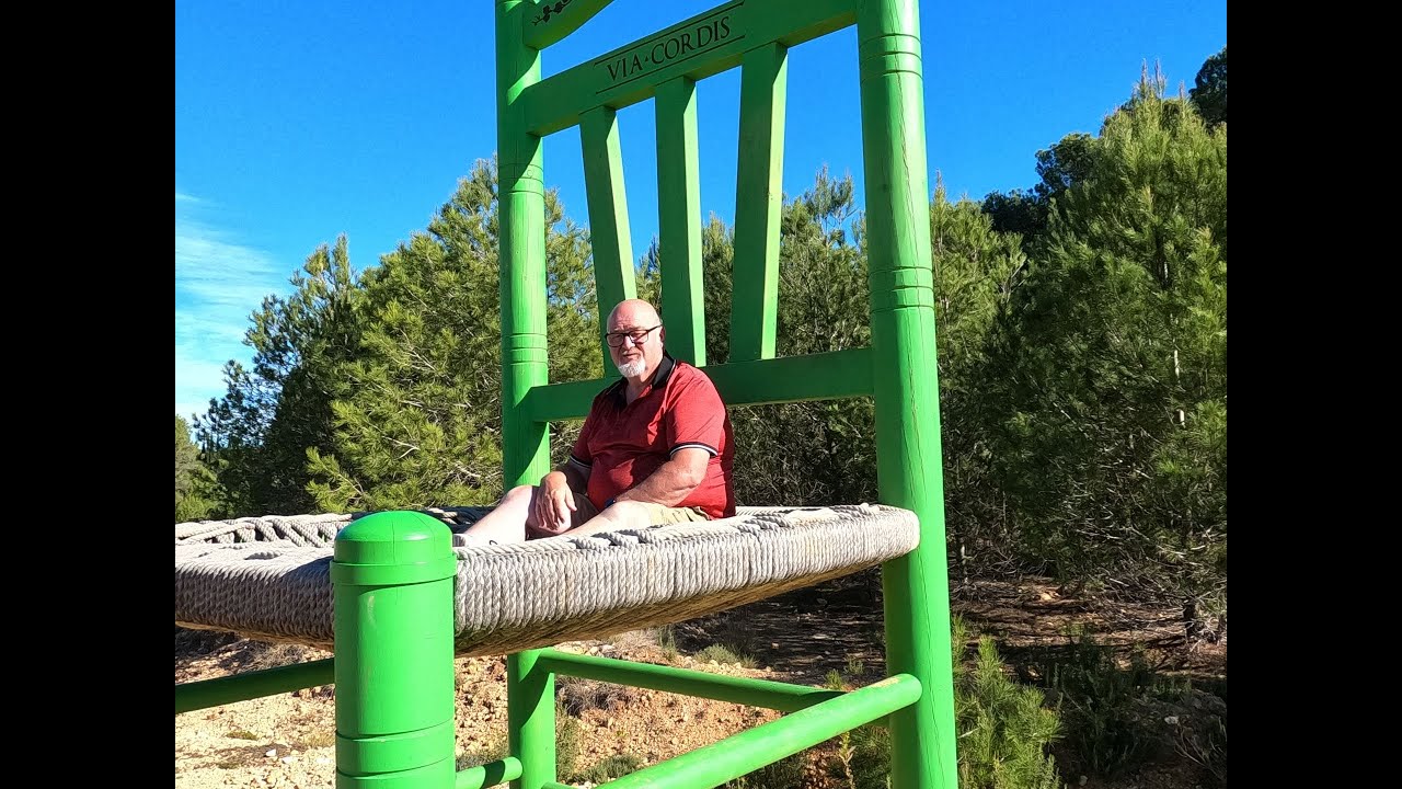 Erste Spanienüberwinterung 2023/24, Video 6, SP Los Olivos de Xivert, Riesige Stühle von Castellon