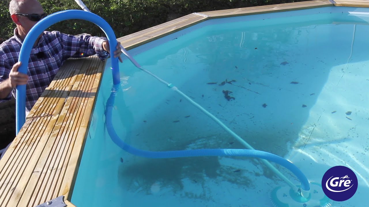 Cómo limpiar la piscina con un limpiafondos manual Gre