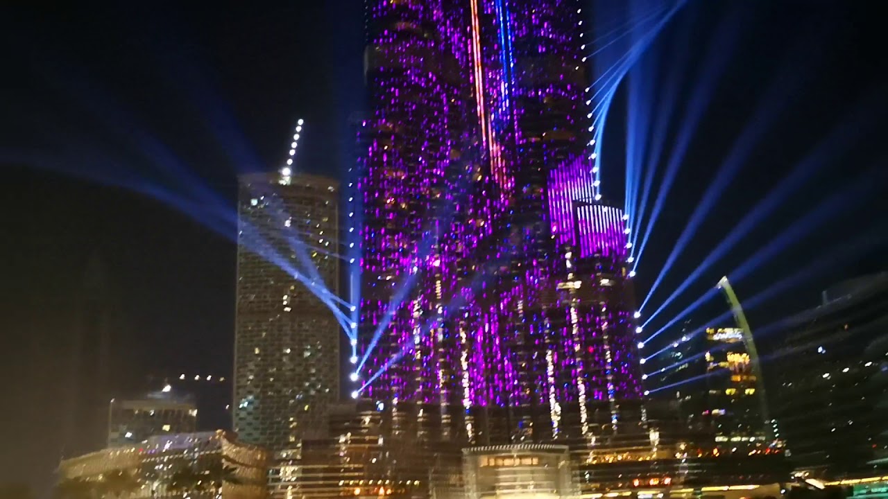 Dubaj. Tańczące fontanny wieczorem