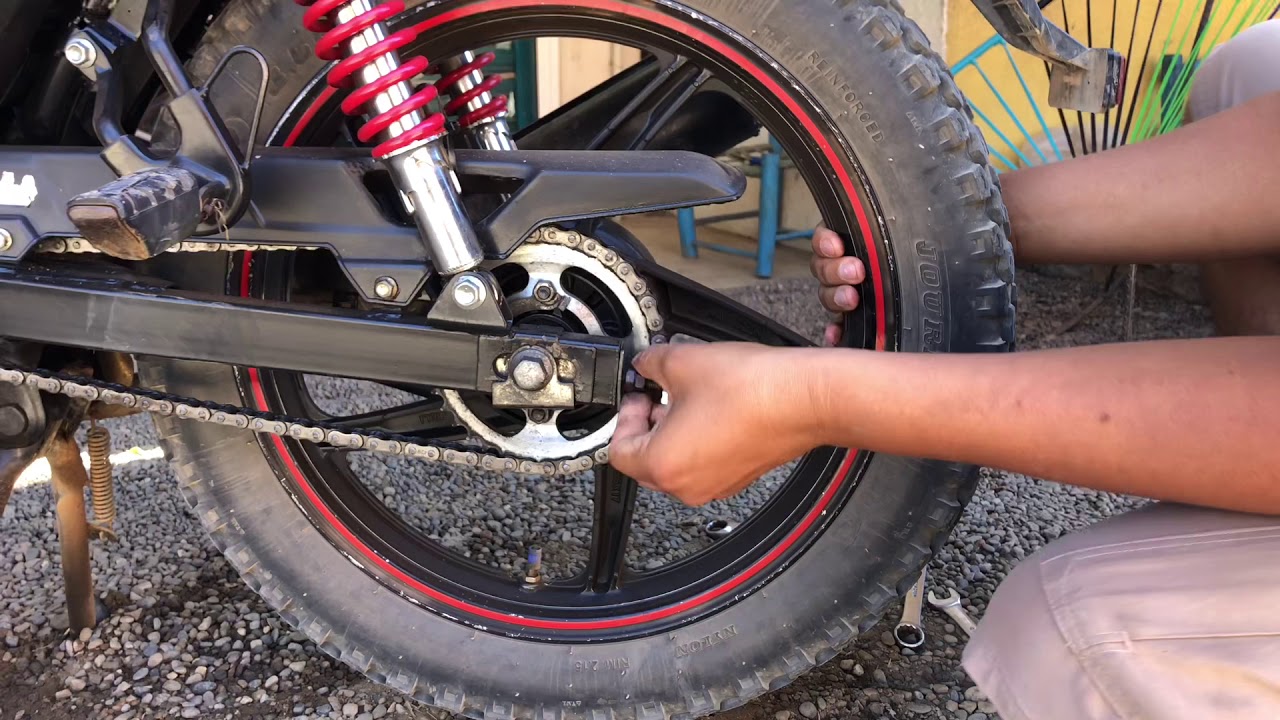 Cómo ajustar cadena de moto