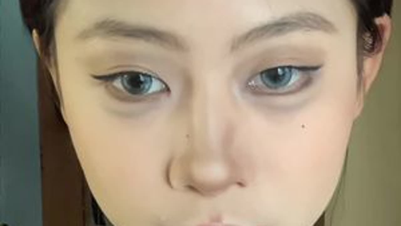 啊？从哪一步开始变好看的！#混血感妆容 （忘记贴假睫毛版）#妆面记录 #原相机拍摄 #妆容分享 #今日妆容