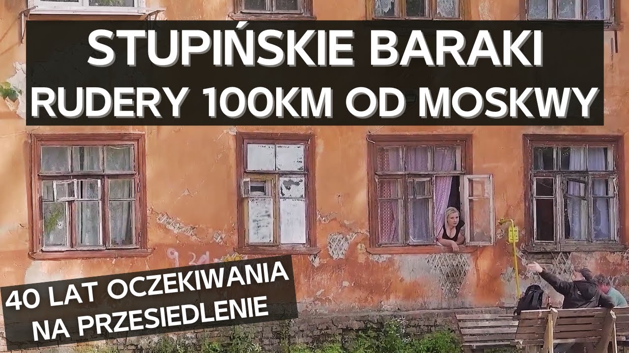 Rozsypujące się drewniane baraki w cieniu Moskwy. Bieda i nędza w stu kilometrach od stolicy.