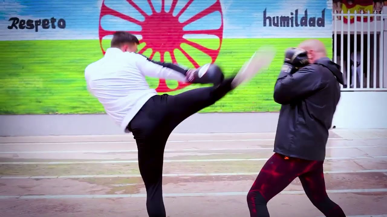 Video de Motivación l  Entrenamos KickBoxing en un BARRIO GITANO