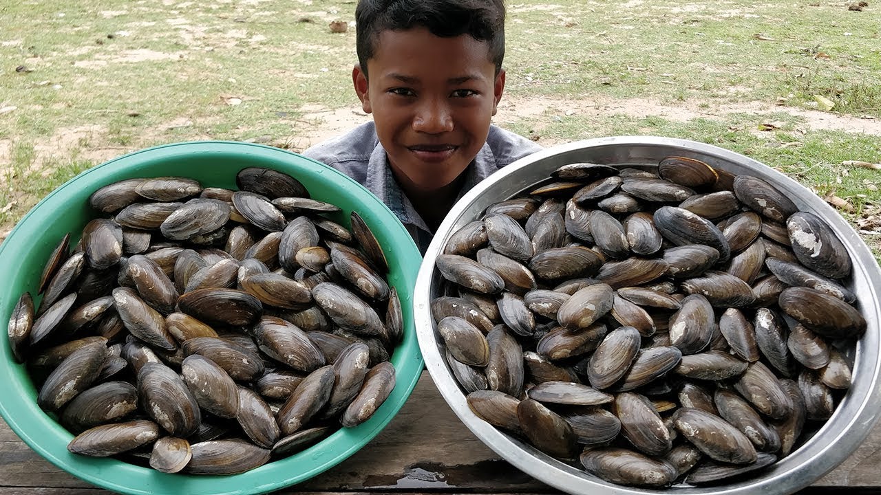 River Mussel Cooking with Onion / Fried Mussel with Carrot