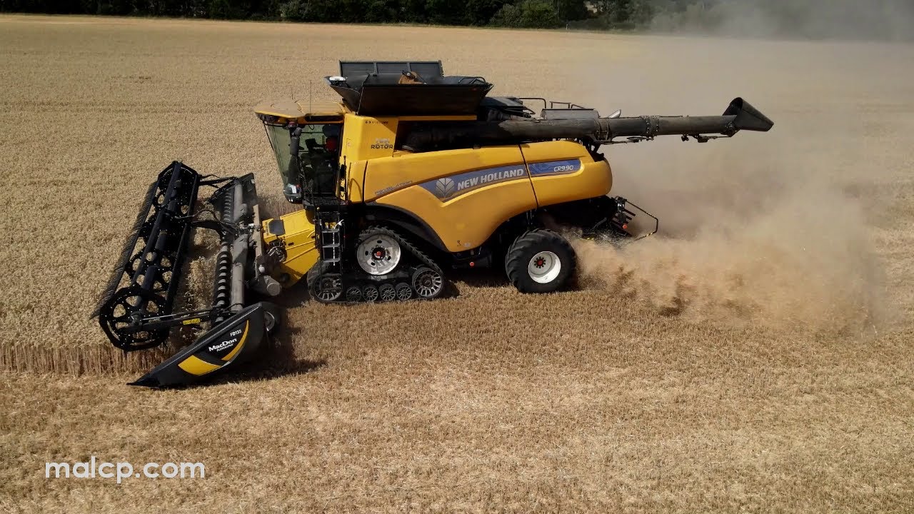 Harvest 2022: New Holland CR9.90 Revelation harvesting wheat