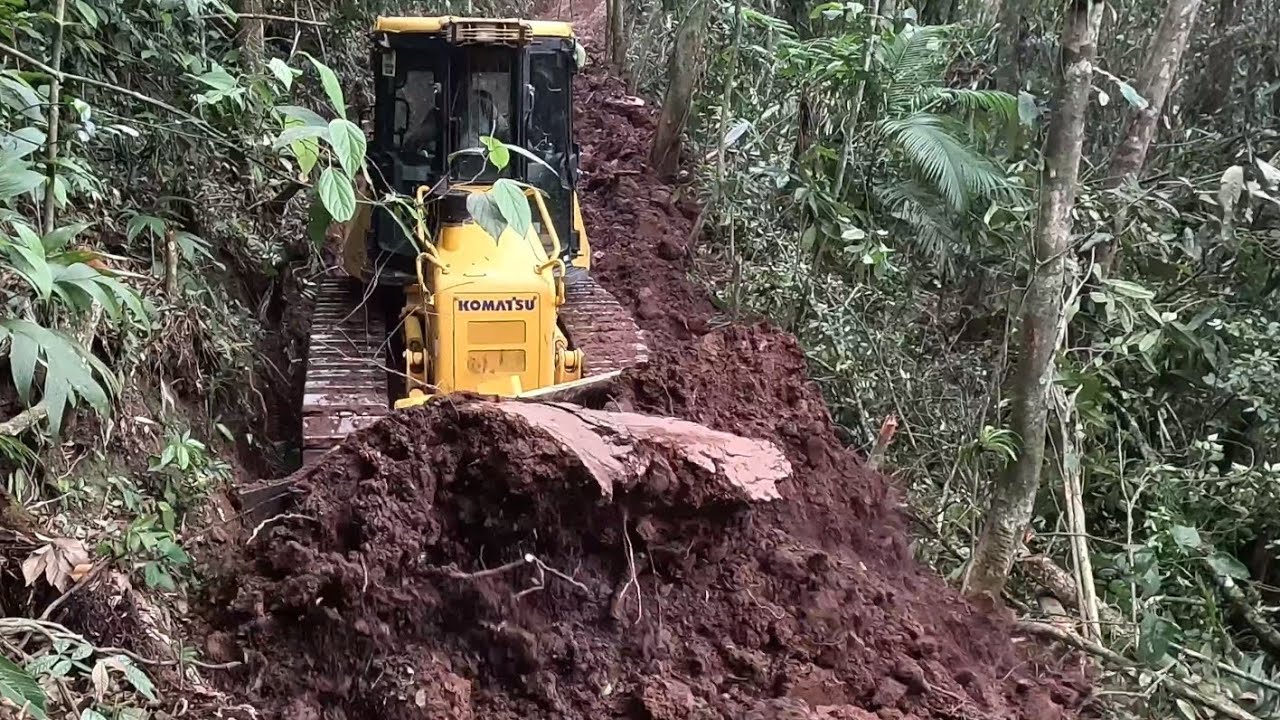 trator de esteira cortando material