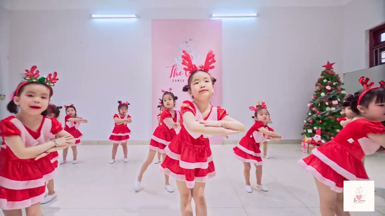 Ông Già Noel - The Queen Dance Studio