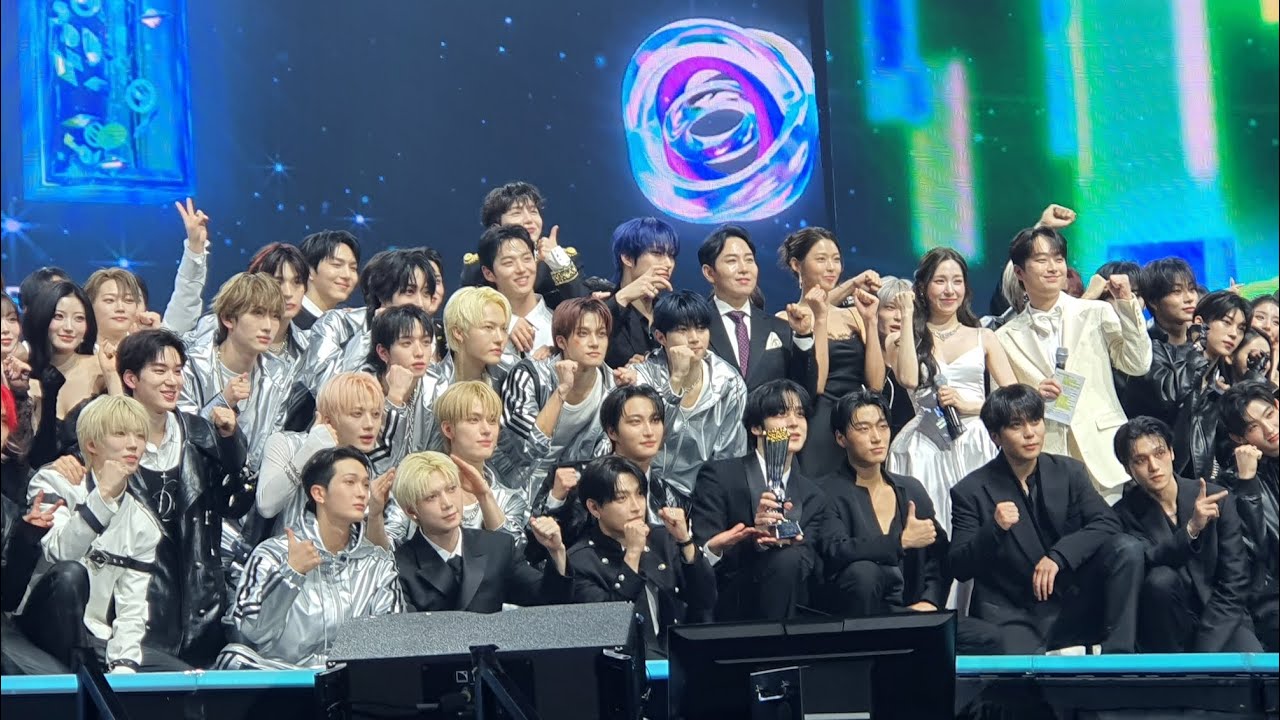 33rd Hanteo Music Awards 2025, 15 Feb 2026. Closing Group Photo On Stage.