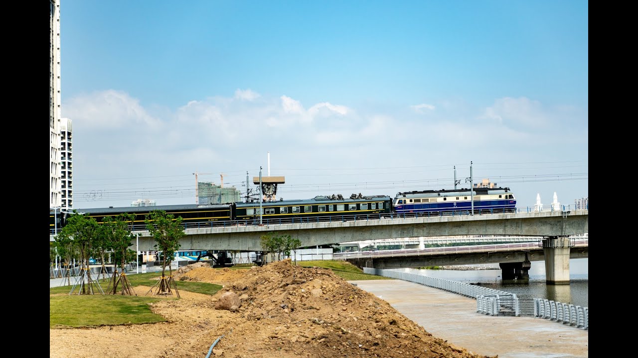 普速火車在珠機城際奮力爬坡，內燃機車的轟鳴聲容易聽到，但在珠海市區卻很珍貴。