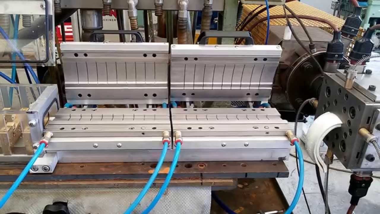 Co-extrusion tooling for rolling shutters