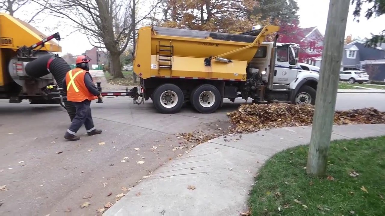 Town of Oakville Leaf Truck