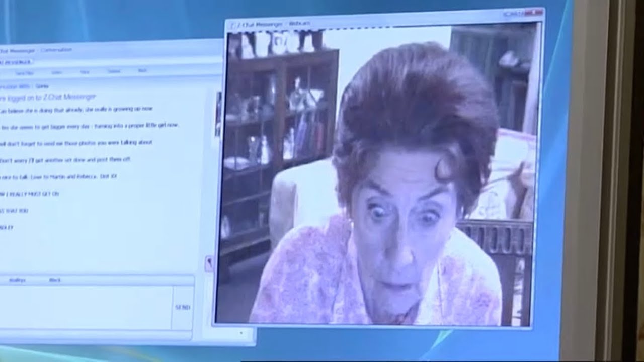 EastEnders - Dot Branning gets scared of a Computer (4th September 2007)