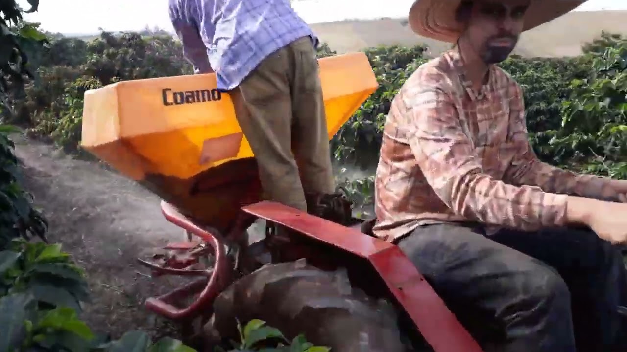 trator Agrale 4100 jogando calc&aacute;rio