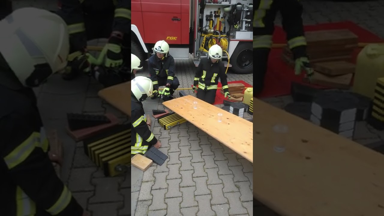 Übung langsames und sicheres heben mit fast allen was auf den Fahrzeugen verlastet ist.