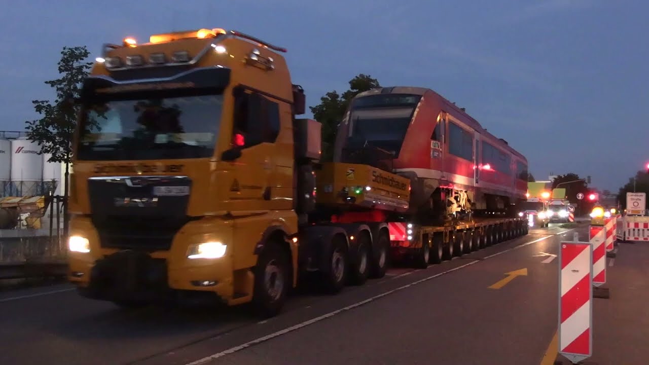 Schwertransport eines Regionalzugs zur Feuerwehrschule in Lappersdorf