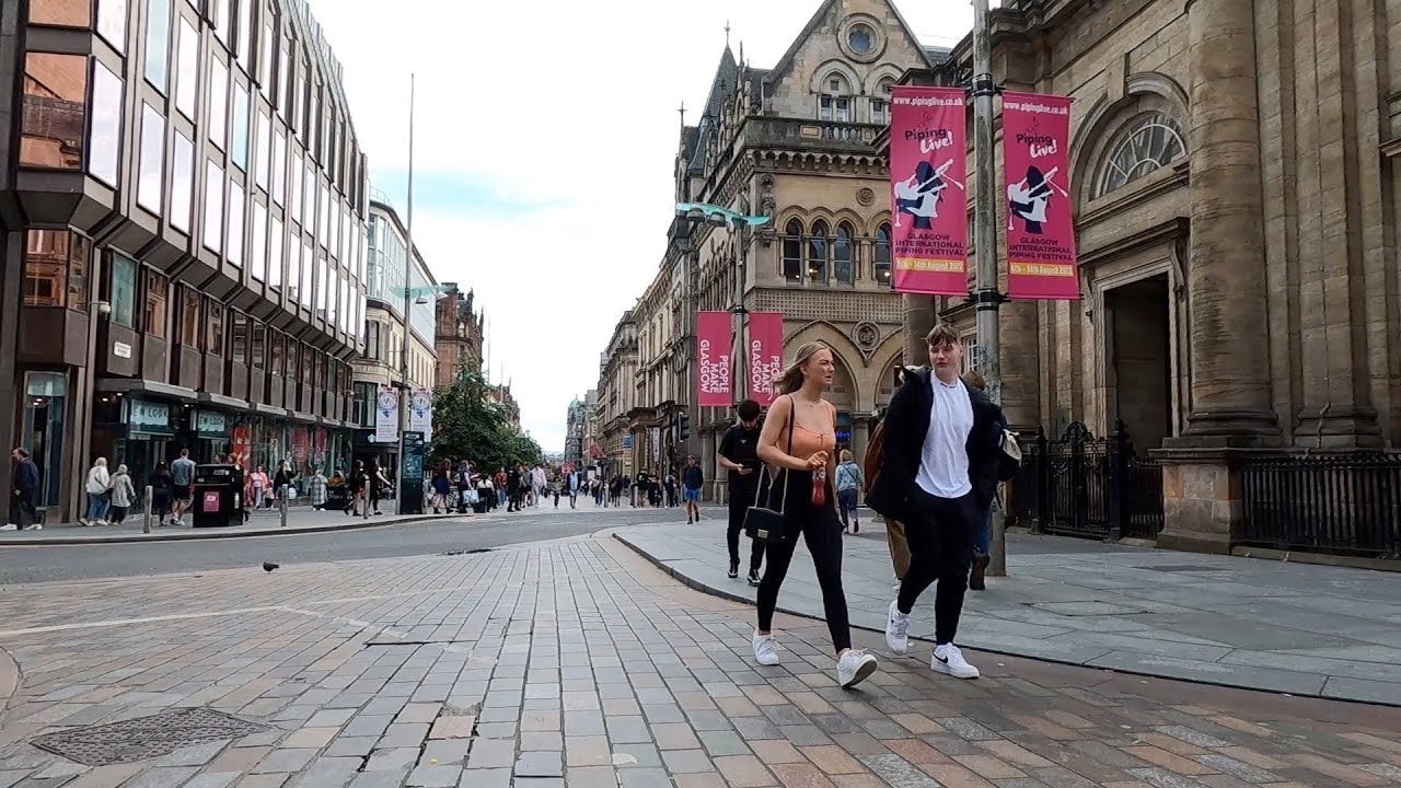 Walk around #Glasgow city centre 當地人習慣不看燈過馬路