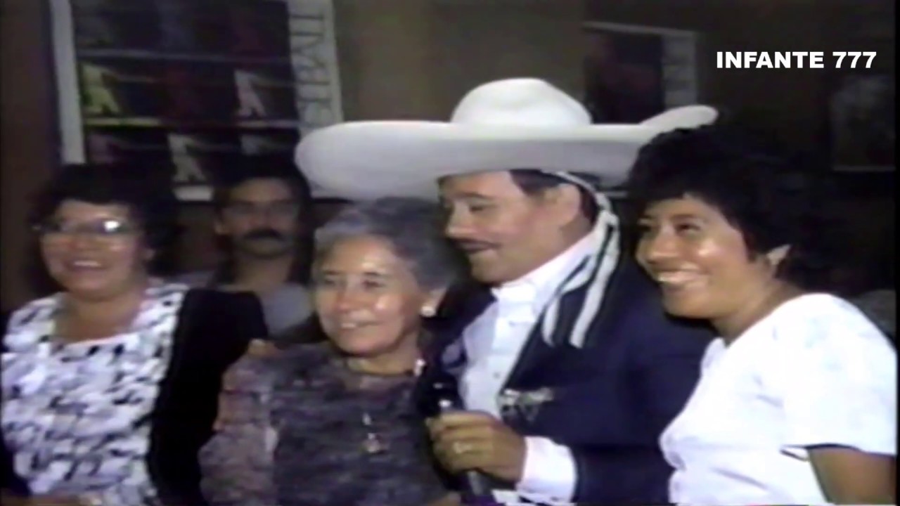 ANTONIO PEDRO . INFANTE EN UNA PRESENTACIÓN MÁS CANTANDO SUS EXITOS DE SIEMPRE