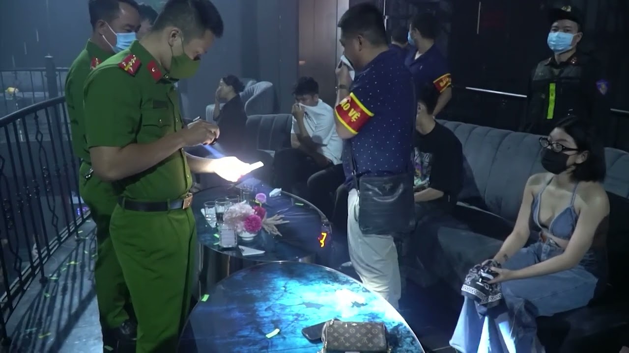 Đột k&iacute;ch qu&aacute;n bar Aplus, ph&aacute;t hiện nhiều người dương t&iacute;nh với ma t&uacute;y