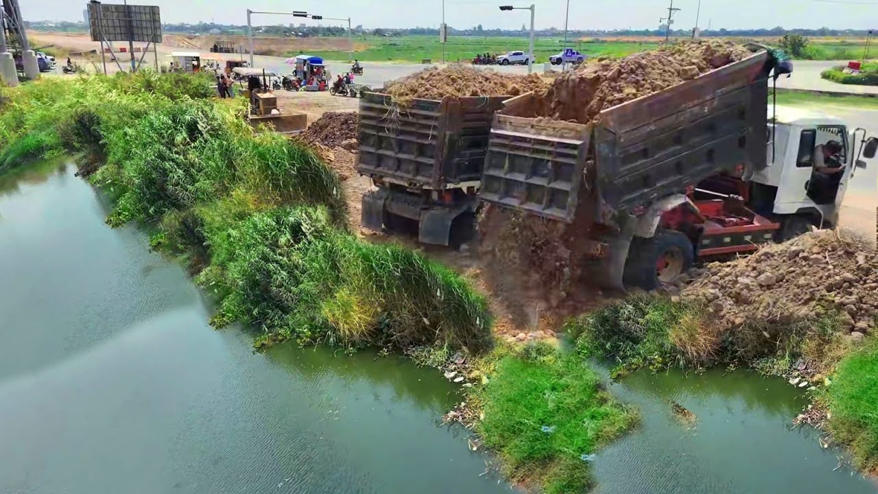 Be watchful Huge SideLandfill New Project!Deep lake,Dumptruck,Expert Skillful Dozer D31A PushingSoil