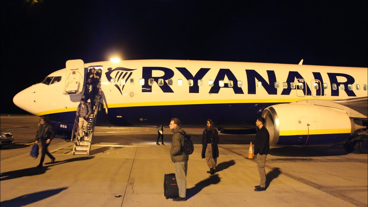Ryanair FR8257 Operated by Buzz Boeing 737-8AS SP-RSA Landing in Prague