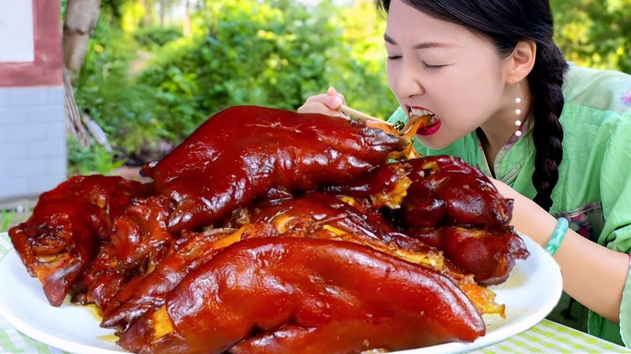 小雨吃紅燒豬蹄，整根豬蹄慢燉1小時，軟爛脫骨，用手抱著啃才帶勁！【市民朱小雨】