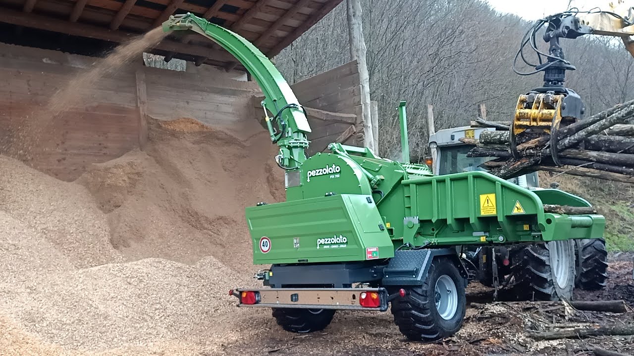 PEZZOLATO PTH 700 G - Cippatore a tamburo azionato da trattore LAMBORGHINI da 160 hp