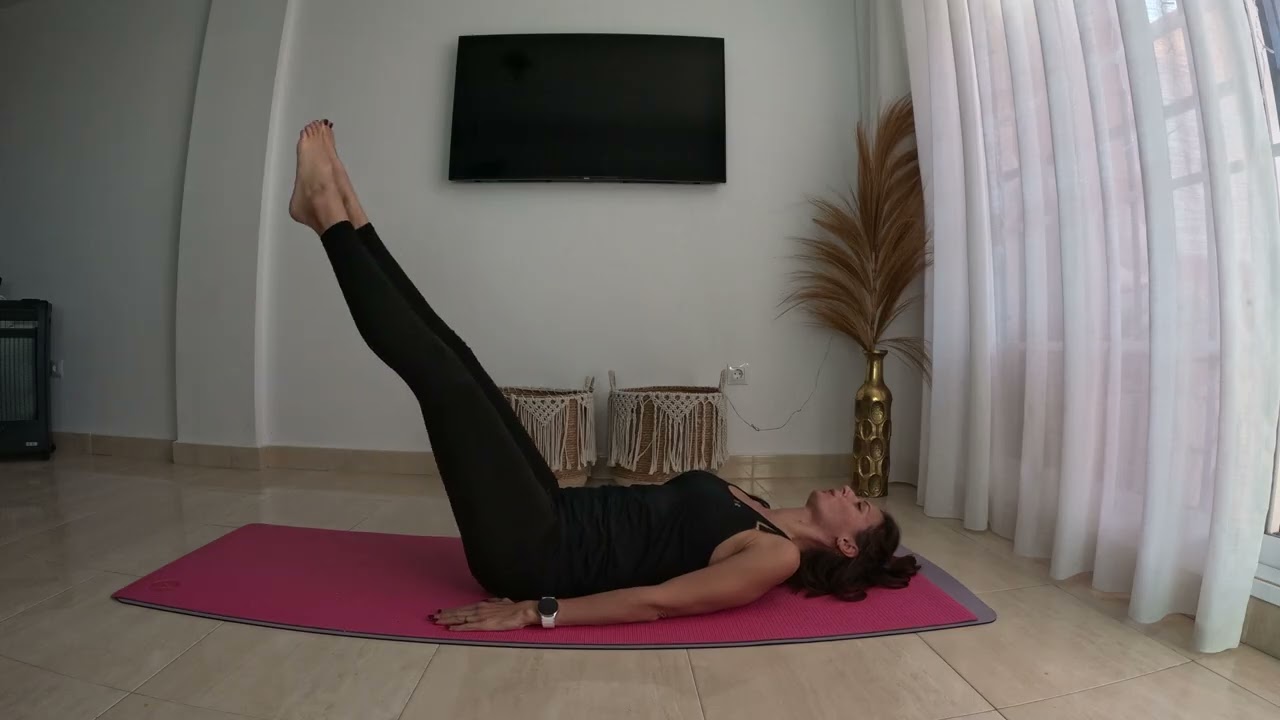 Pilates. Double straight leg stretch / Estiramiento doble de piernas estiradas