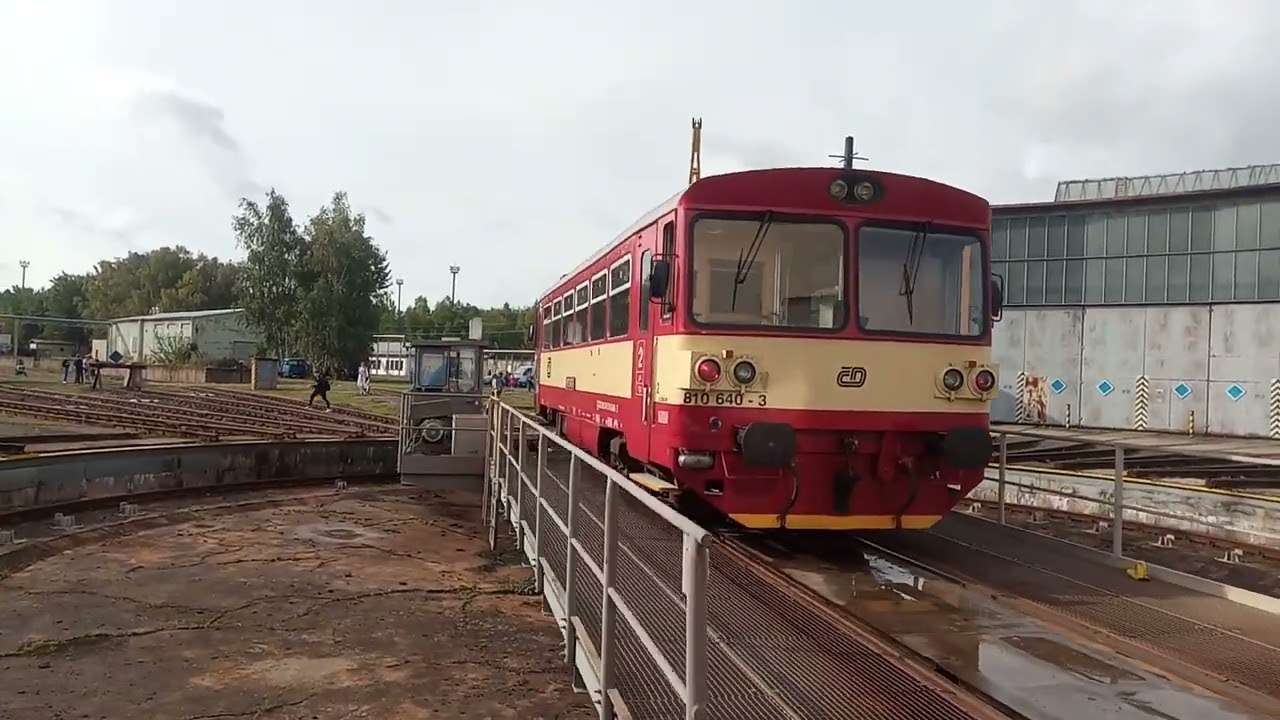 Motorový vůz 810 (Orchestrion) na točně v depu v České Lípě (Speedfestival 2023)