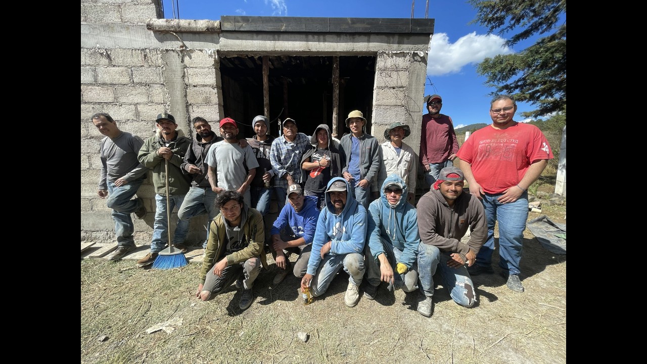 ECHANDO UN COLADO EN UNA CONSTRUCCIÓN EN EL ESTADO DE MICHOACÁN, MÉXICO.