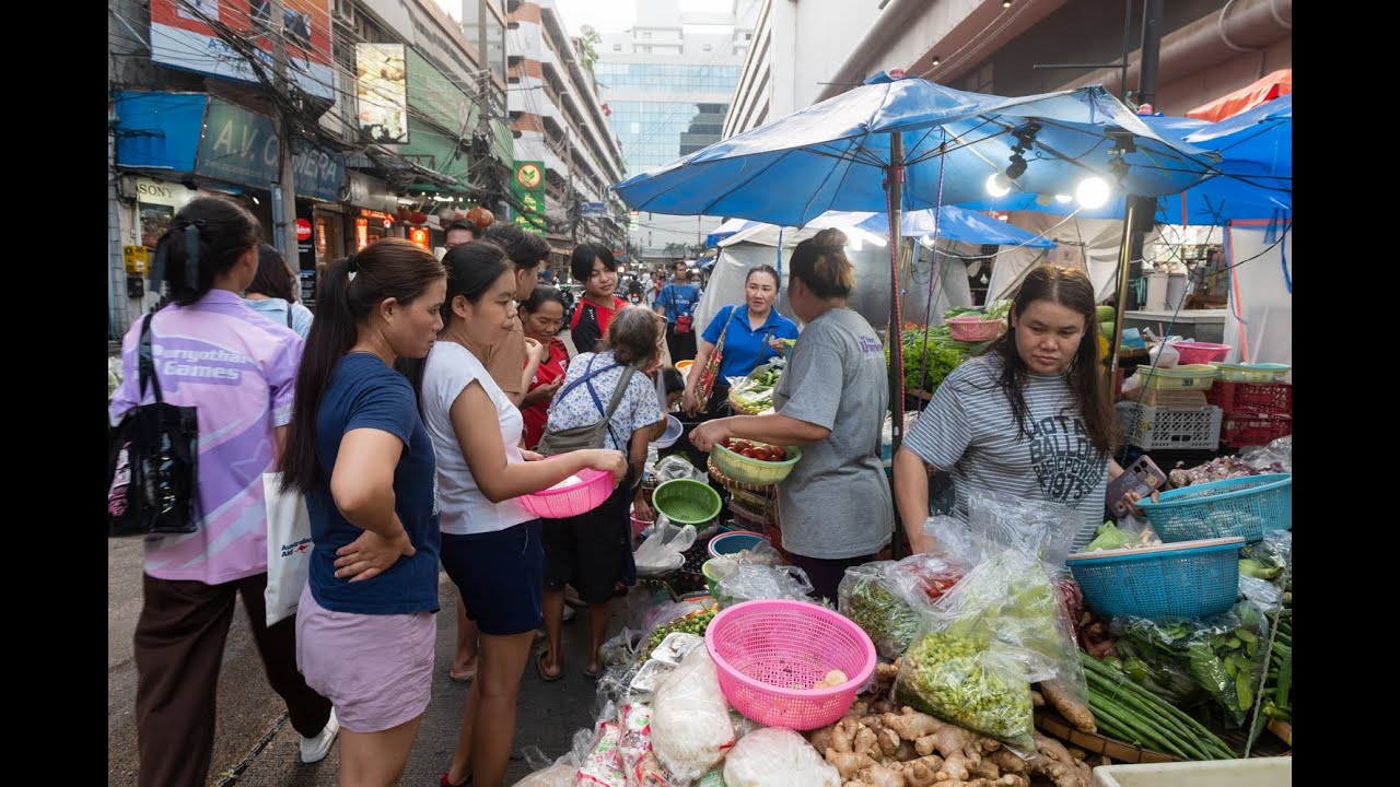 [4K] BTS Saphan Taksin station : A vibrant markets and historic streets in Bangkok
