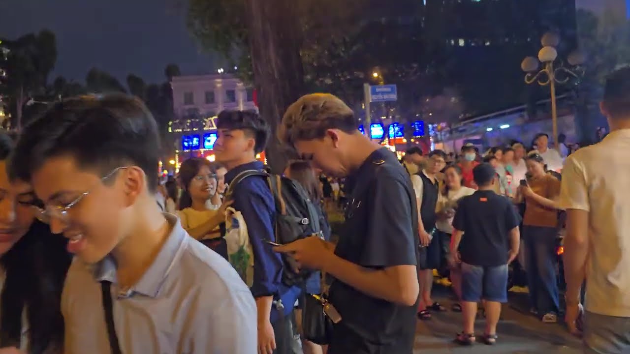Nhà thờ Đức Bà 3 .