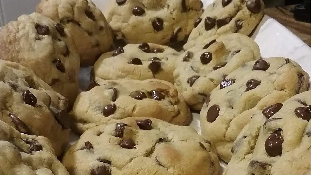 Толстое, мягкое и жевательное печенье с шоколадной крошкой