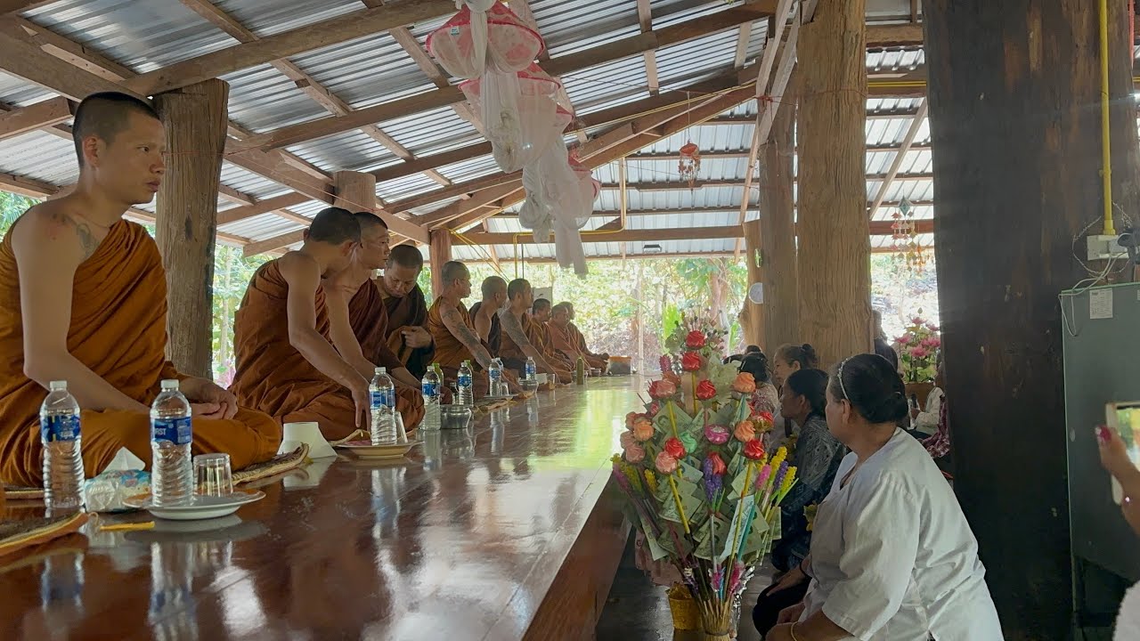 บุญผ้าป่า!!สำนักสงฆ์ภูหลวงตักบาตราพระ 16 รูป//ร่วมสร้างโรงครัว#ยูทูปกกกอก 