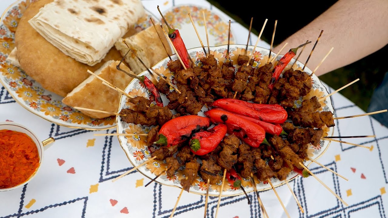 &Ccedil;&Ouml;P ŞİŞ - turecki kebab z grilla