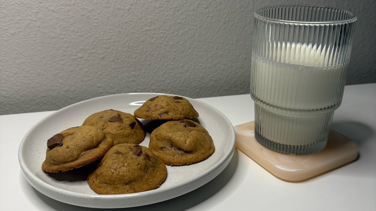 ASMR | Homemade Chocolate Chip Cookies & Milk (Crunchy eating & Mouth Sounds)