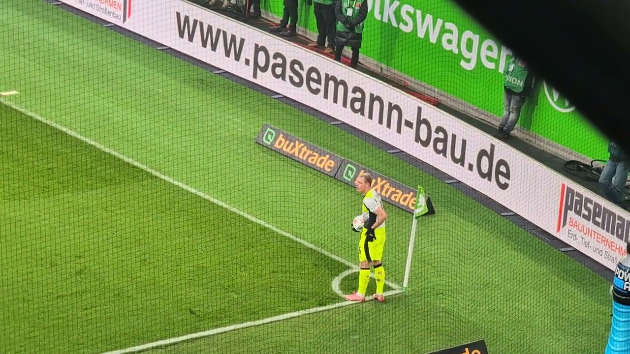 Dortmunder Offensivbemühungen von sichteingeschränkten Platz in Wolfsburg beobachtet 🫣