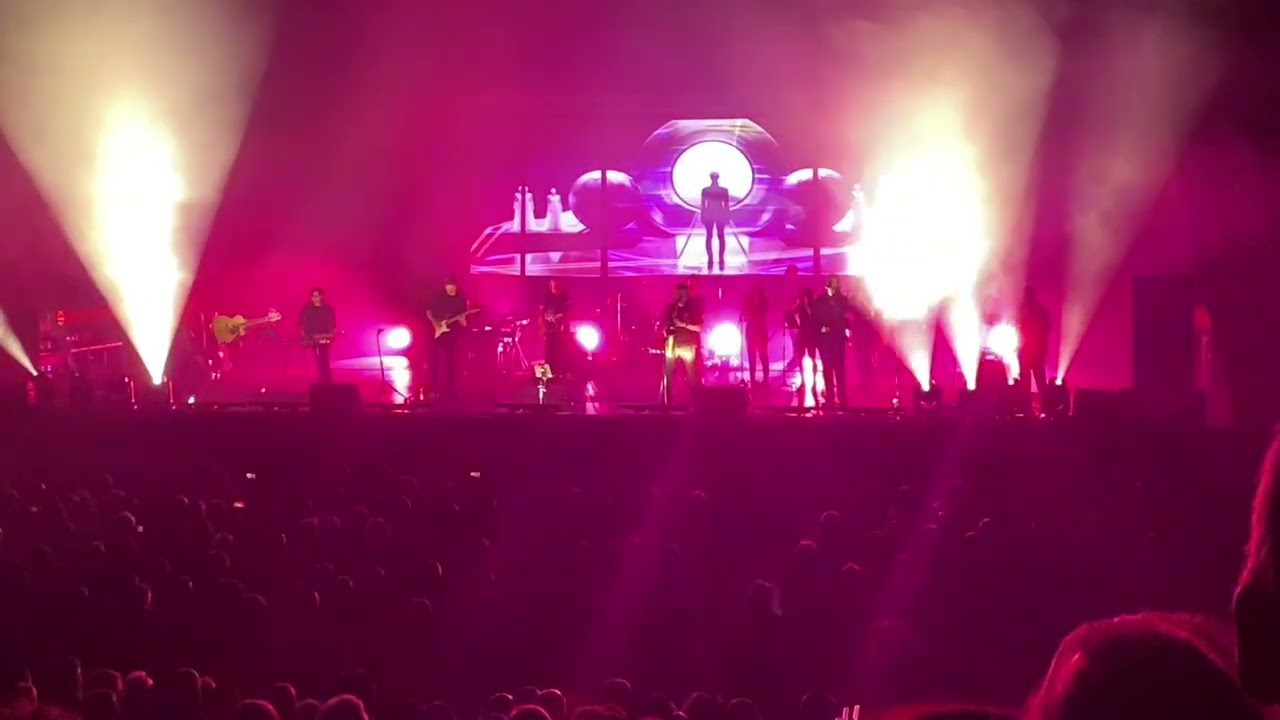 Pink Floyd’s Dark Side of the Moon live in concert