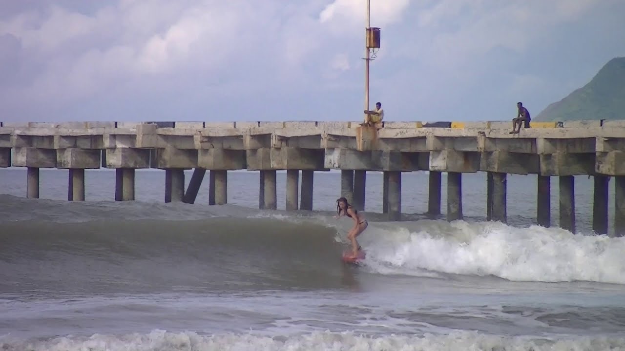 Sumba, Intermediate and beginner Surf Group. Sumba Adventure Resort