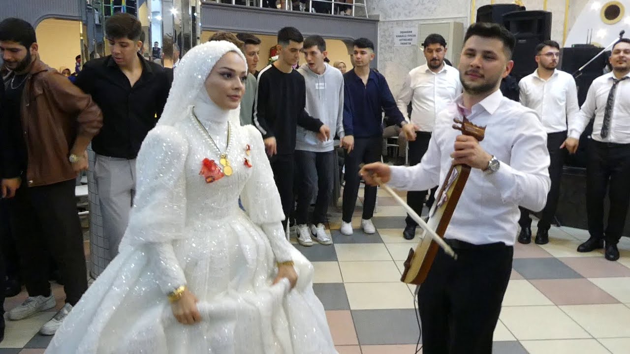 Kemençeci damat bu sefer kendi düğününde çaldı .....