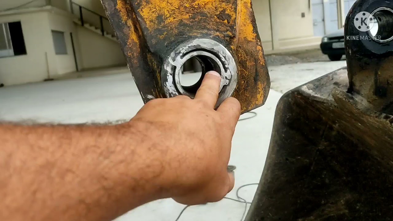 Fazendo a substituição das buchas da base da caçamba traseira da retro escavadeira jcb 3c