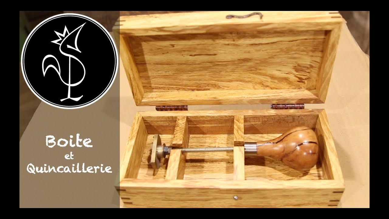 Boite en bois avec renforts aux coins, charnières et crochet de fermeture faits main