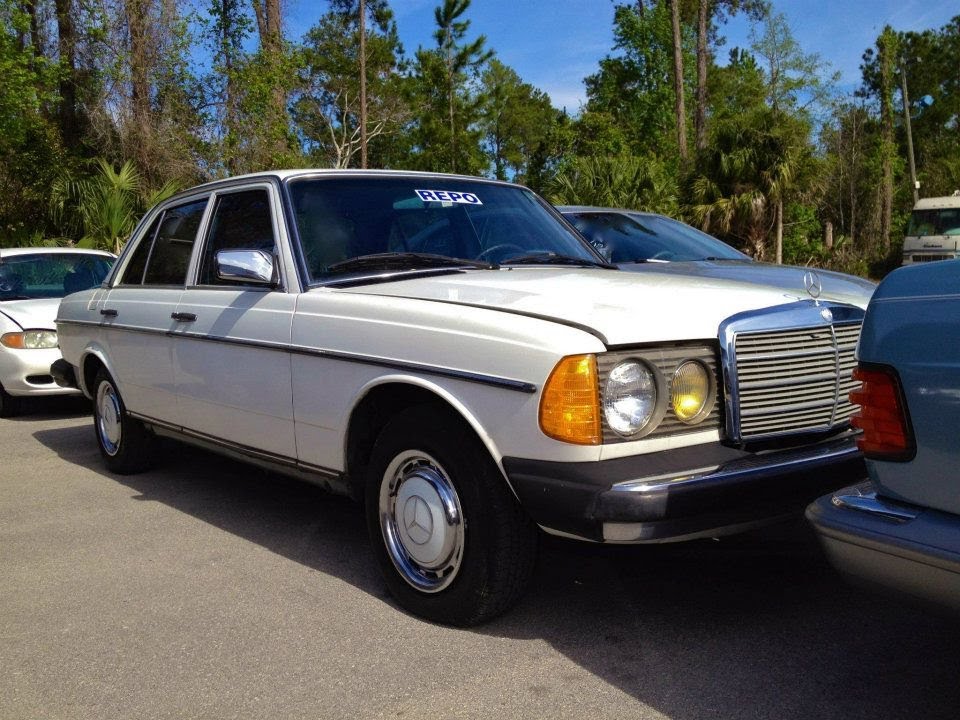 1982 Mercedes-Benz 240D W123 Start Up, Quick Tour, & Rev With Exhaust View - 199K (Diesel)