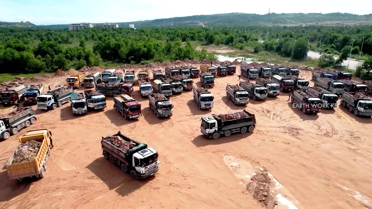 Wow! 300 Dump Trucks Was Congesting Waiting to Unload While Still Only One Dozer Processing