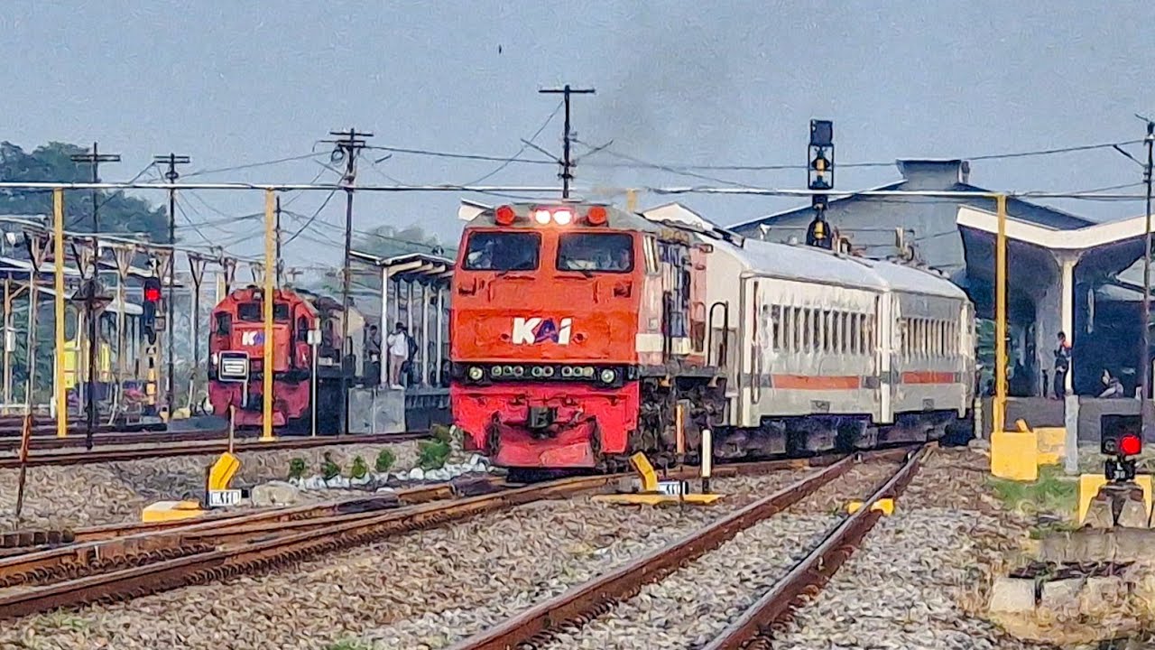 PASUKAN LOKOMOTIF MERAH SUMATERA SIBUK PADATI STASIUN PERCABANGAN!! Kereta Api Pagi di Kertosono