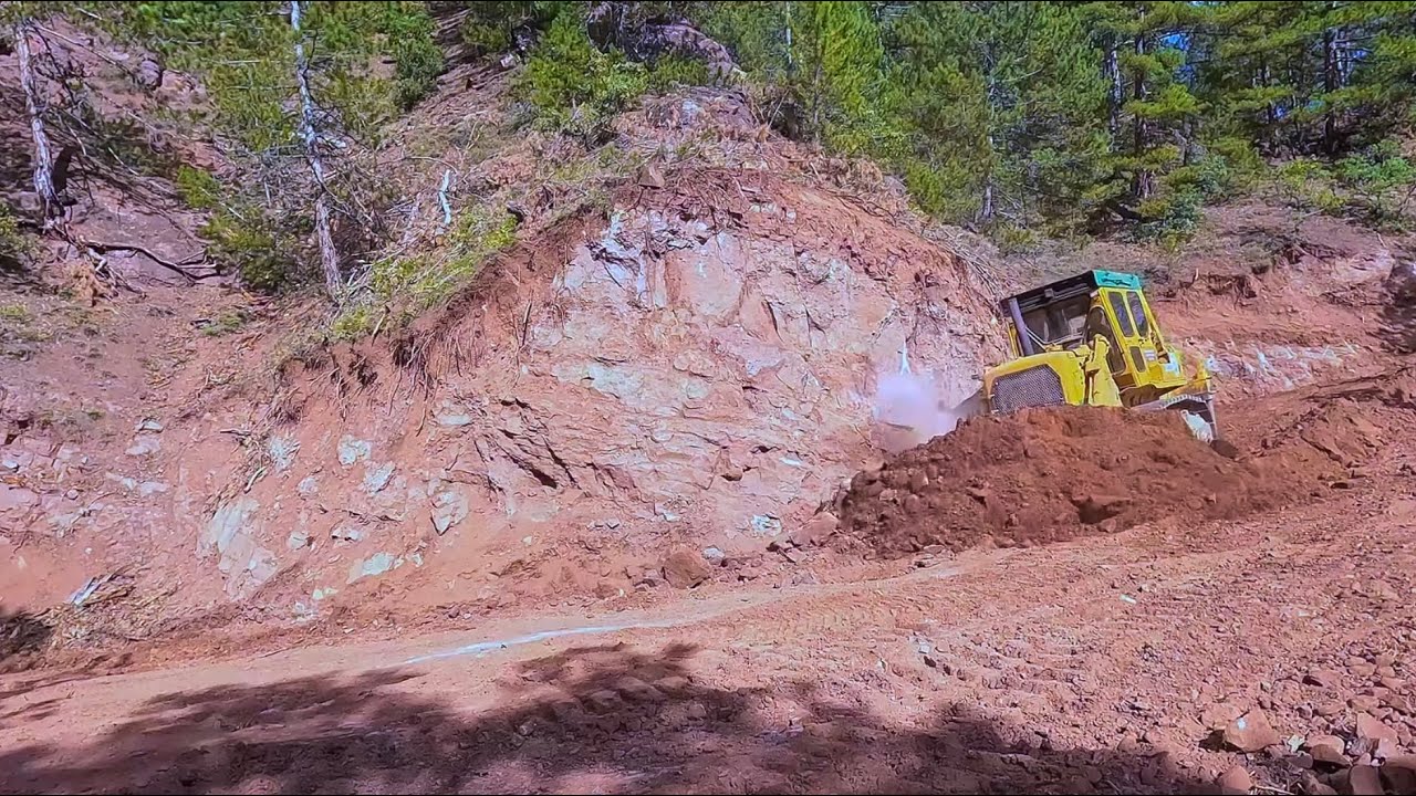 Jak spychacz Caterpillar D7g radzi sobie w skalistym terenie? #gąsienica #spychacz